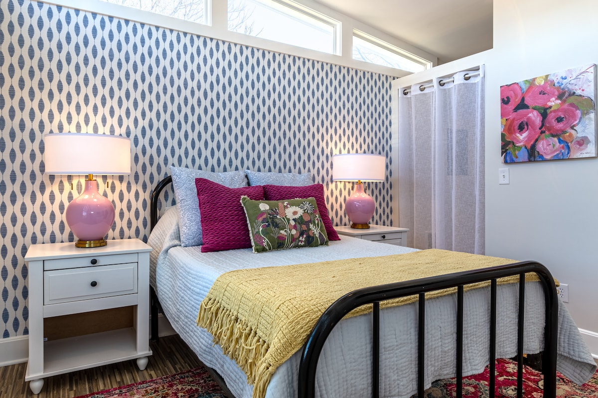 Ფერადი საძინებელი მეხსიერების ქაფის ახალი მატრასით საუკეთესო ღამის ძილისთვის ან, უბრალოდ, დააწექით და უყურეთ ტელევიზორს საწოლში!