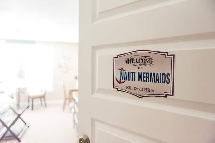 Nauti Mermaids入口加大双人床！  这间客房俯瞰我们美丽的大型混凝土盐水泳池！