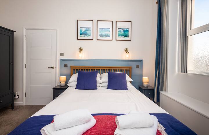 Pas një dite jashtë në plazh ose duke ecur në shtegun bregdetar, rrëshqitni midis çarçafëve në shtratin tonë të madhësisë King dhe shijoni një gjumë të mirë nate.