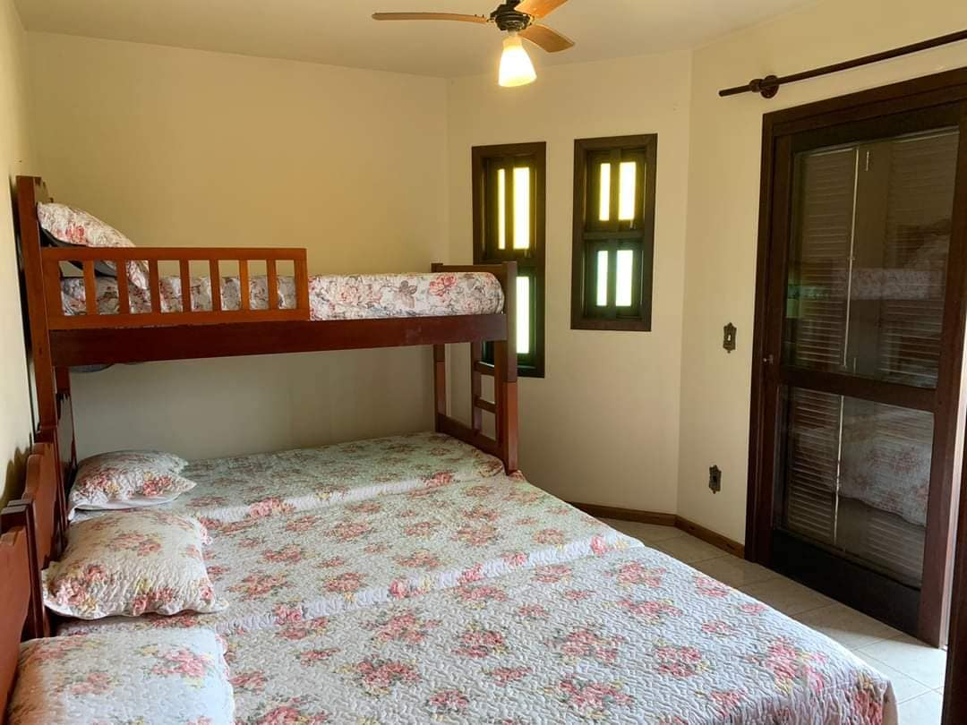 Izba s balkónom,
1 poschodovou posteľou a 2 samostatnými lôžkami 