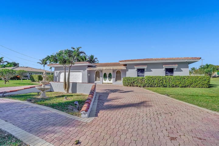 6BR Modern Waterfront Villa| Heated Pool| Gameroom gallery image 2