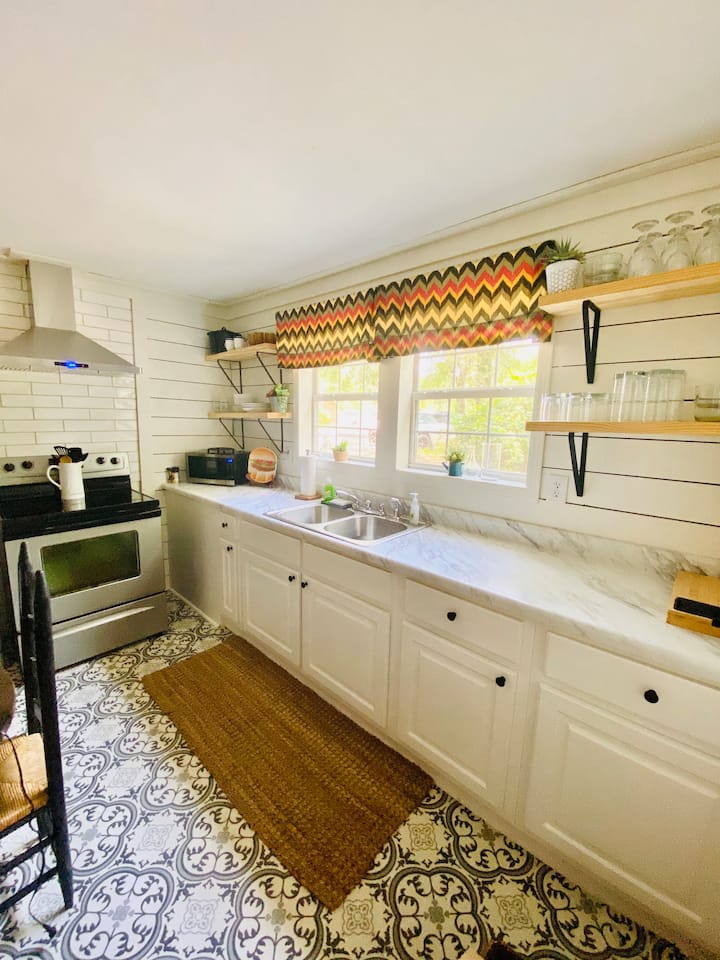 1 Stay Happy Place near Downtown & Hwys 45/72 Cottages for Rent in