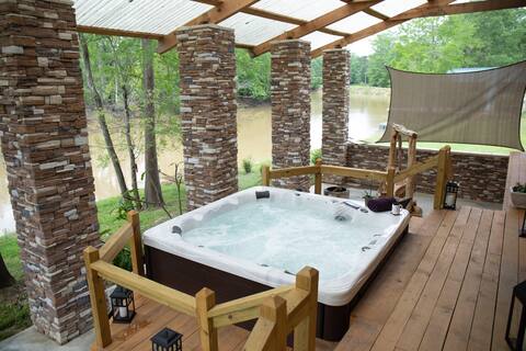 Naturalist Boudoir RITZ!  Quaint 2 Bedroom Cabin