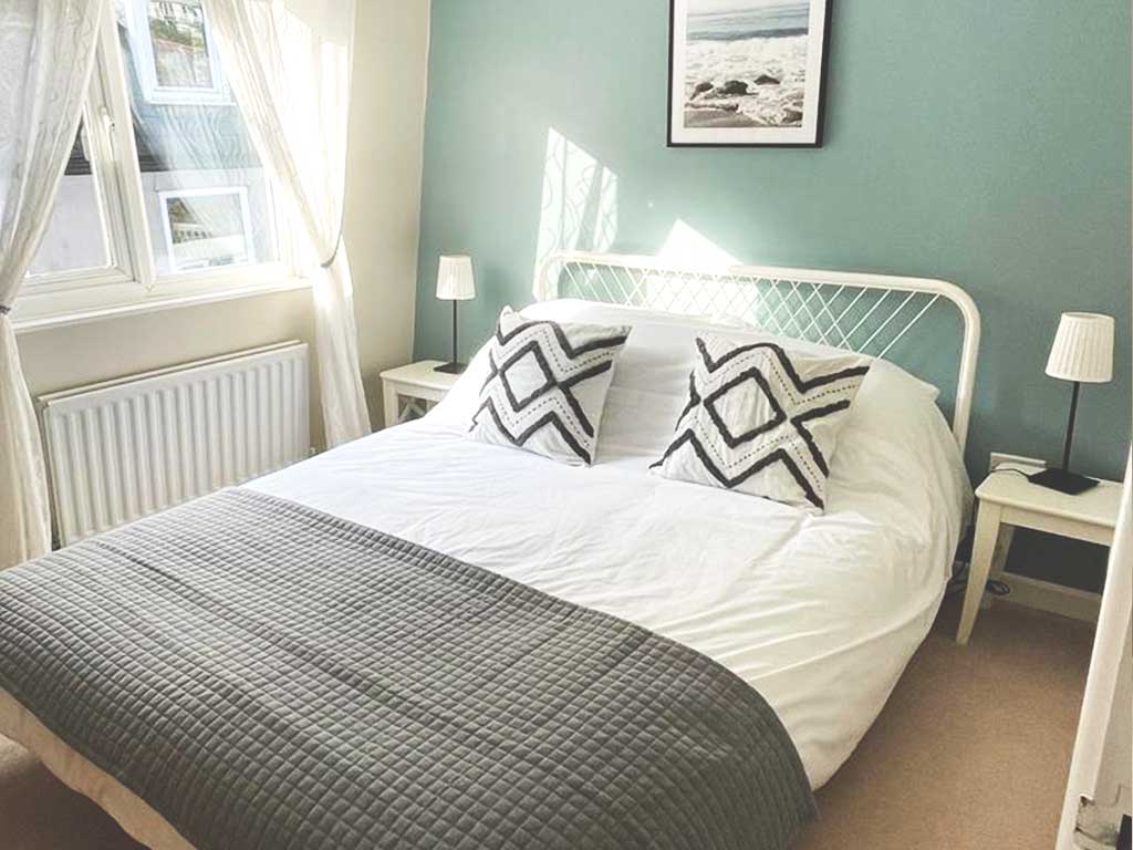 Prekrasna svijetla spavaća soba s bračnim krevetom i dovoljno prostora za odlaganje. Savršeno za dobar noćni san nakon napornog dana istraživanja 