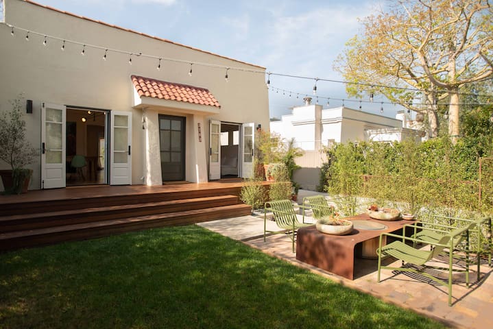 *Newly Renovated* Private Oasis -Westside Bungalow