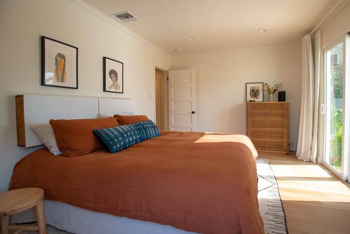 *Newly Renovated* Private Oasis -Westside Bungalow gallery image 3