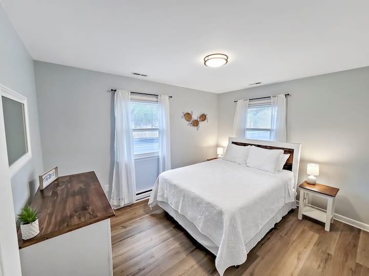 غرفة النوم الثانية - تتضمن سريرًا بمقاس كبير