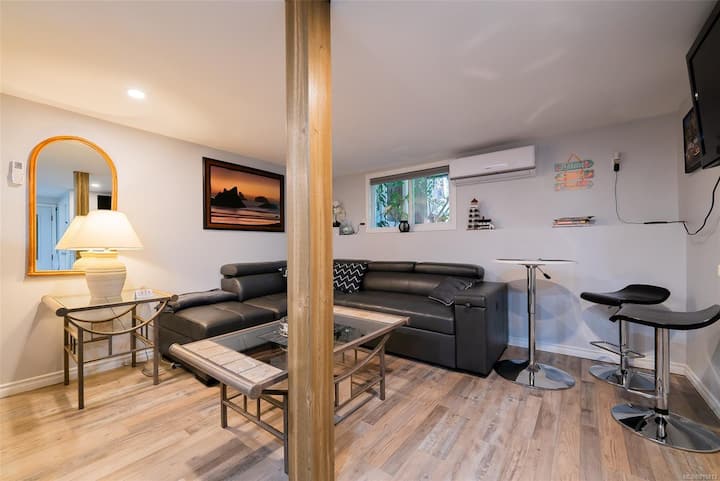 Trails End Beach House 1 Bdrm Plus Cabin Bedroom - バンクーバー島