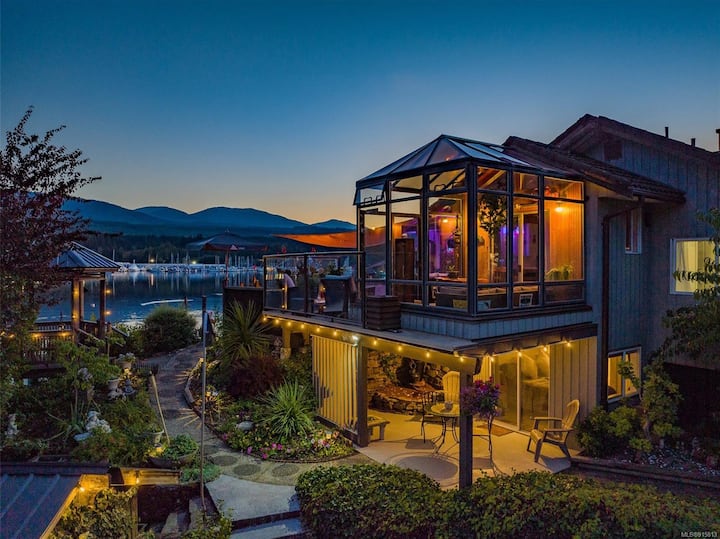 Trails End Beach House oceanside suite + HOT TUB Guest suites for