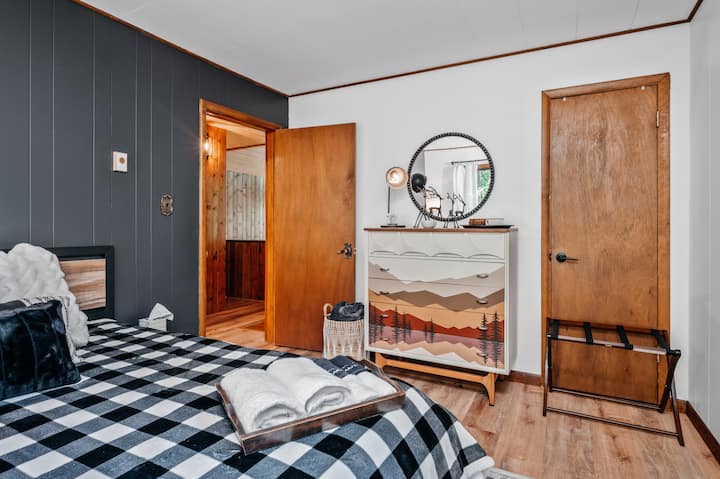 Second floor queen bedroom