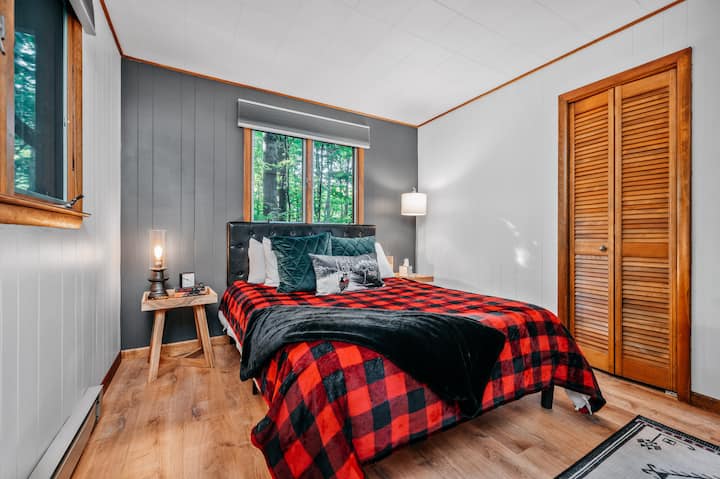 First floor Queen bedroom