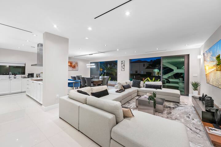 Waterfront Villa / Heated Pool, Gameroom, Sleeps12 gallery image 4