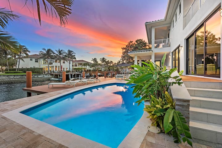 Waterfront Villa / Heated Pool, Gameroom, Sleeps12 gallery image 2