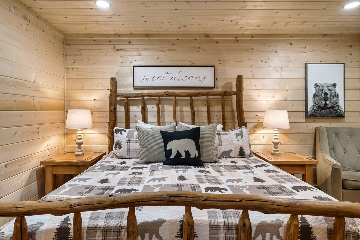 Dormitorio #2.  Este es otro bonito dormitorio grande con una cama tamaño king, silla tapizada, cómoda y televisión de pantalla plana.  ¡Excelentes almohadas y colchones ayudan a que tu estancia sea maravillosa!