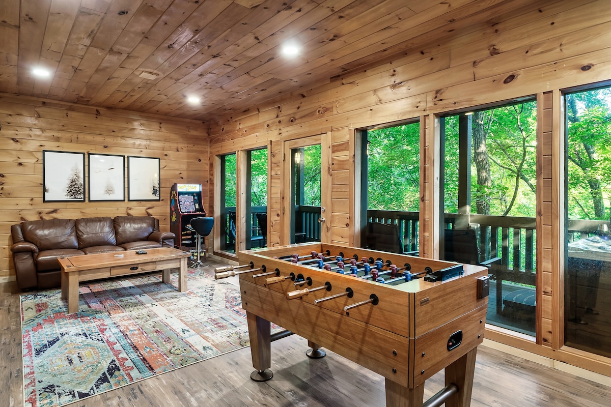 Baja las escaleras desde el nivel principal y encuentra este increíble juego/sala de entretenimiento.  El sofá es una cama tamaño queen.  ¡El futbolín, el Pac-man y un gran juego de arcade con 300 juegos que incluyen centípedos y juegos de Disney te están esperando!