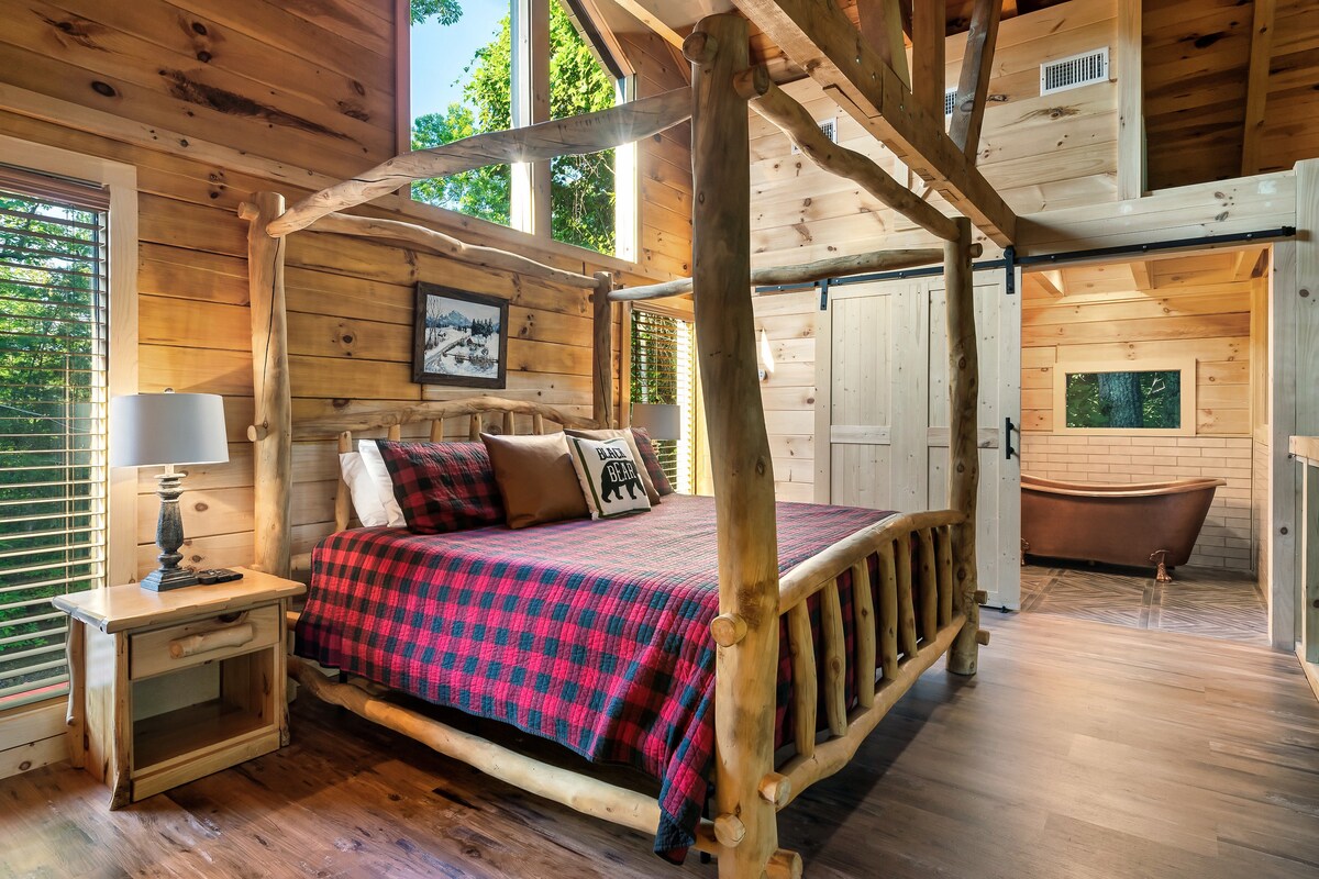 ¡Lujosa suite principal loft! Baño principal grande y recién renovado con puerta de granero