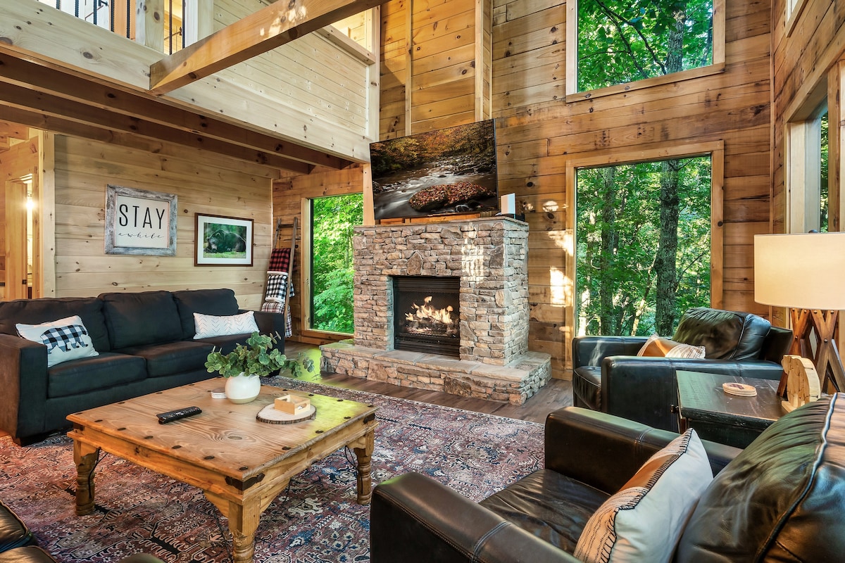 La chimenea de gas es el enfoque, pero encima hay un enorme televisor de pantalla plana de 60pulgadas con todas tus funciones favoritas de Smartv.  Dos sofás extremadamente cómodos en la habitación principal y dos acogedoras sillas de cuero.  ¡Un montón de buenos asientos!