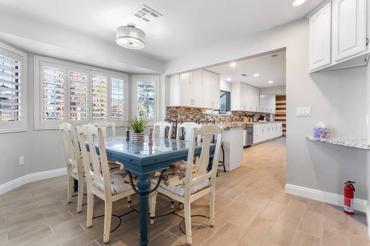 Dazzling 5 BR- 5 miles to LV Strip w Pool gallery image 4