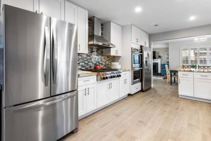 Dazzling 5 BR- 5 miles to LV Strip w Pool gallery image 5