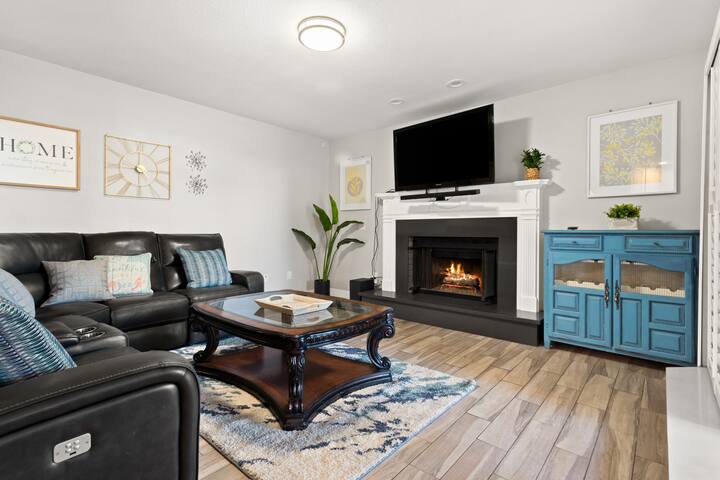 Dazzling 5 BR- 5 miles to LV Strip w Pool gallery image 2