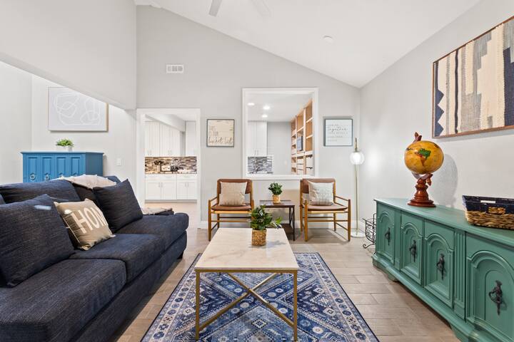 Dazzling 5 BR- 5 miles to LV Strip w Pool gallery image 3