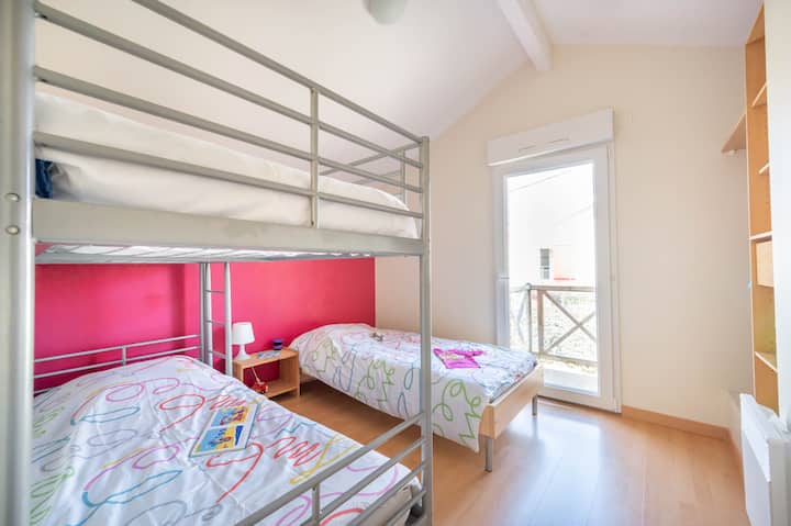 Dormitorios infantiles: una cama individual y una litera