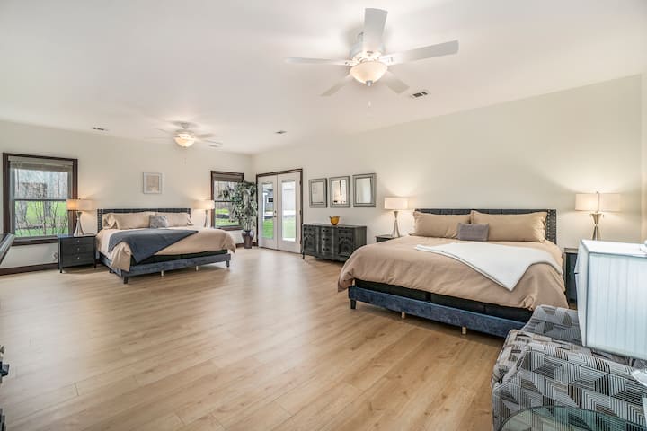 Master Bedroom - 2 Kings with En Suite Bathroom 