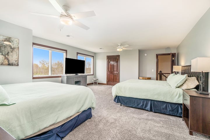 Upstairs Bedroom - 2 Kings with shared Full Bathroom