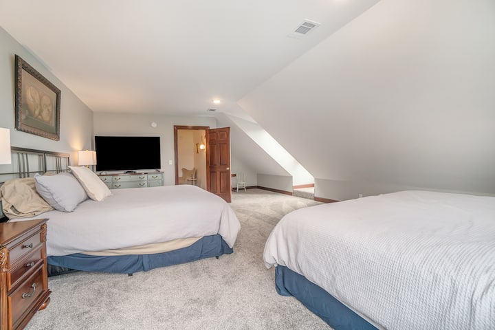 Upstairs Bedroom  - 2 Kings and an En Suite Bathroom with tub/shower combo