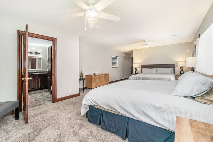 Upstairs Bedroom - 2 Kings with shared Full Bathroom