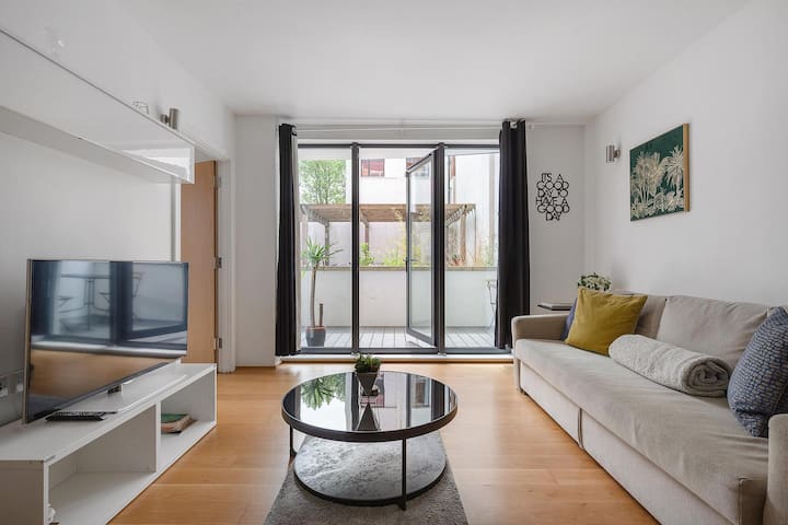 A modern two bedroom flat with private parking