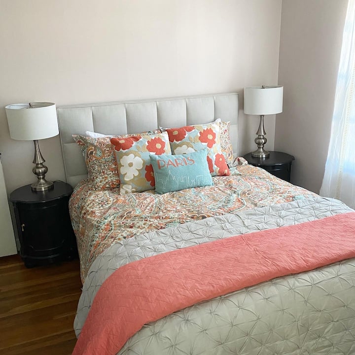 Spavaća soba s bračnim krevetom na prvom katu.  Osigurani su stolovi, svjetiljke, punjači za telefon, komoda, stalak za prtljagu i vješalice.  