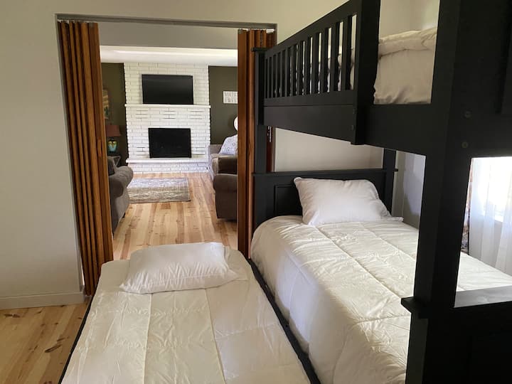 Un lit superposé ultra robuste avec lit gigogne en prime peut accueillir confortablement 3 personnes.  Il est adapté pour les adultes ou les enfants.