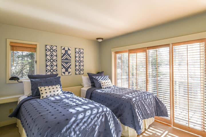 Dormitorio de arriba con dos camas individuales (también se puede convertir en una cama tamaño king).