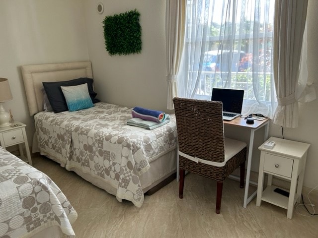 第二间卧室，还配备了远程工作桌（笔记本电源、无线键盘/鼠标和打印机）