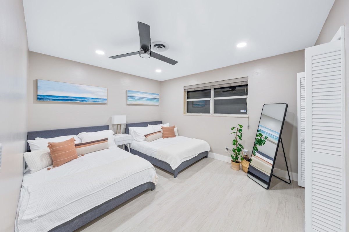 غرفة نوم مريحة بسريرين كاملين (مرتبة 10 بوصة وملاءات نظيفة كل إقامة).  الغرفة مجهزة بمرآة كاملة الطول ومكواة وطاولة مكواة وسلة غسيل وشماعات ورف أمتعة وملاءات نظيفة للغاية وسلك تمديد. 