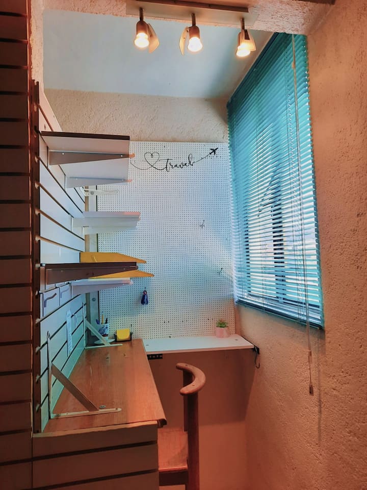 Espaço de trabalho no quarto