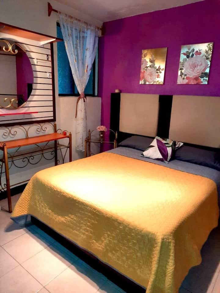 Quarto com cama tamanho Queen. Segundo andar.