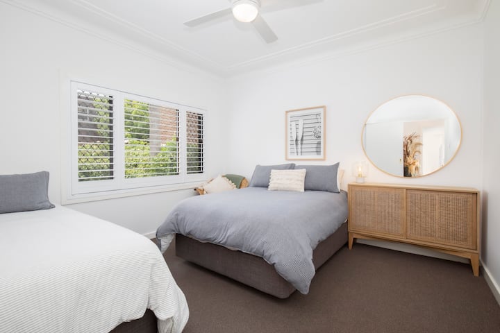 Chumba cha kulala cha pili kina kitanda cha watu wawili na kimoja, kinachofaa kwa wale wanaosafiri katika kundi au pamoja na watoto.
