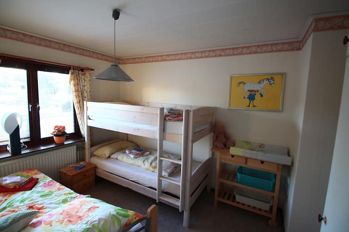 Спална соба 1: кревет на поткровје и маса за пресоблекување.
На барање, во секоја гостинска соба може да се постави детско креветче и маса за пресоблекување.