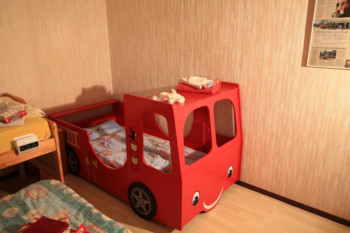 Спална соба 2: Покрај единечниот и двојниот кревет, имаме и посебна ознака за нашите млади гости: кревет со противпожарно возило.