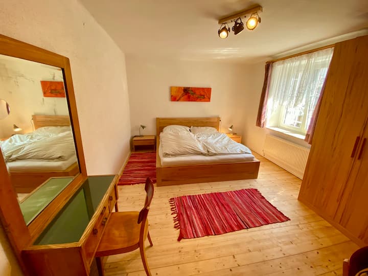 Schlafzimmer mit Vollholzmöbeln und Morgensonne