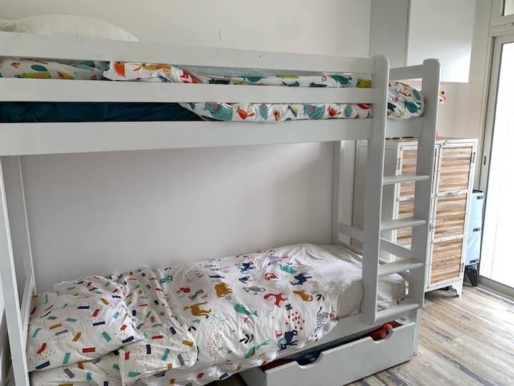ห้องพักมีเตียงสองชั้นขนาด 90 ซม. x 200 ซม.