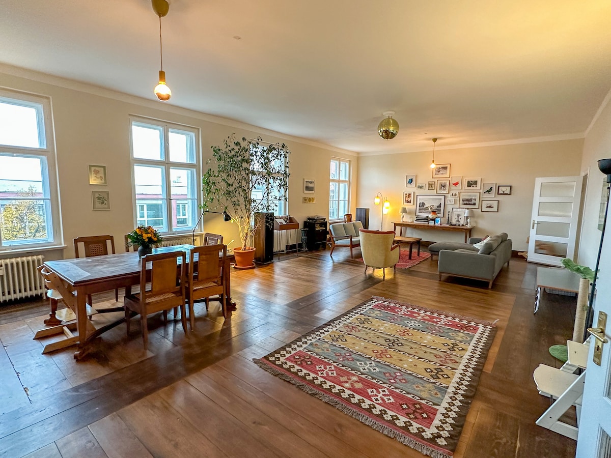 Top Airbnb: Beautiful apartment (260m2) in the heart of Berlin in Tiergarten