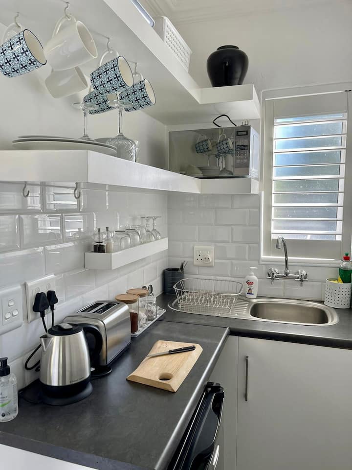 Leafy Craighall Park, Home Away From Home (Solar) - Johannesburg
