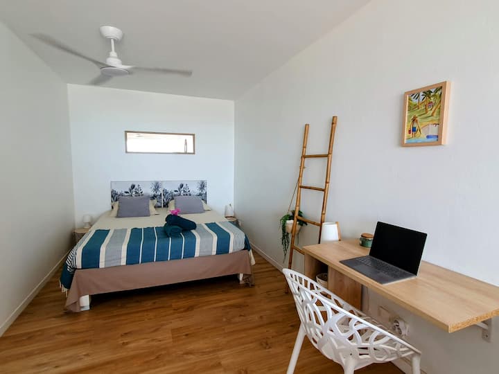 Საძინებელი 160 × 200 საწოლით, სამუშაო მაგიდით და სათავსოებით