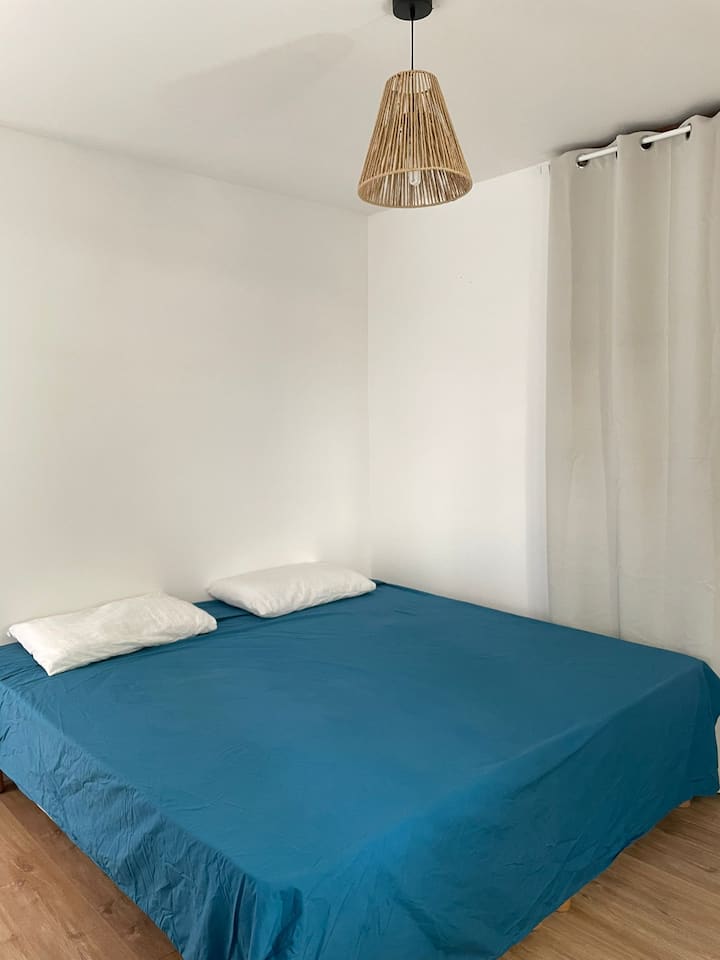 მე-2  საძინებელი 2 შესაძლო საყოფაცხოვრებო პირობით: 
- 2 × 90x100 ერთადგილიანი საწოლი
- ან 180 × 200 ორადგილიანი საწოლი 