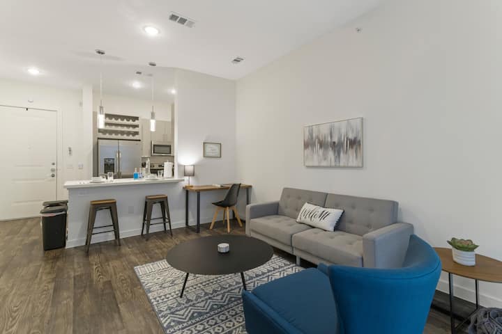 концепт на отворен кат со сѐ што ви треба за да ви биде удобно додека патувате.