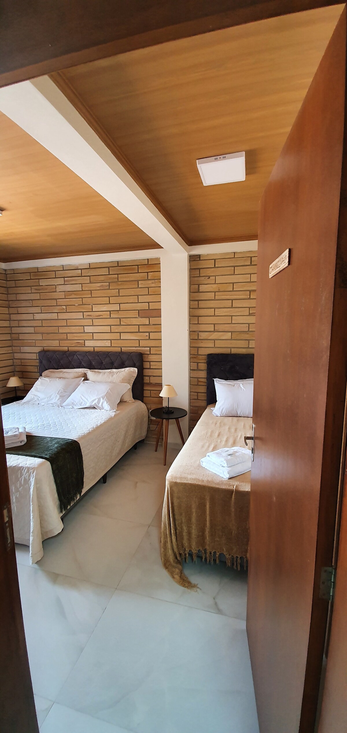 ห้องพร้อมเตียงควีนไซส์และเตียงเดี่ยว