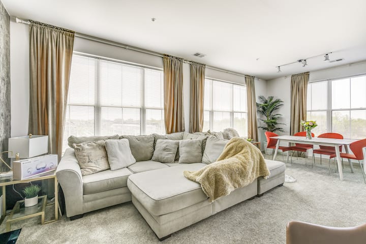 Veliki kauč s dubokim dijelom za noge